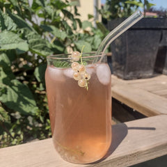 Trinkglas mit Bambusdeckel und Glasstrohhalm Eiskaffee Smoothie